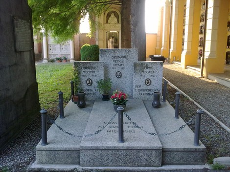 Sacrario dei fratelli Vecchi, commemorazione di combattenti per l'indipendenza nazionale, con lapidi e fiori.