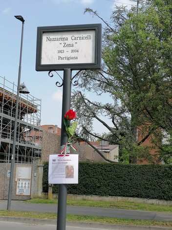 Targa commemorativa dedicata a Nazarena Carnicelli, partigiana, con rosa rossa in onore della sua memoria.