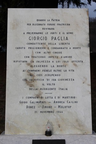 Lapide commemorativa per Giorgio Paglia e compagni, eroi della libertà, caduti durante la lotta per la patria.