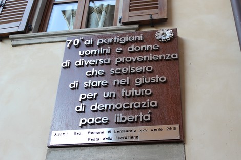 Targa commemorativa dedicata ai partigiani che hanno lottato per la libertà e la democrazia.