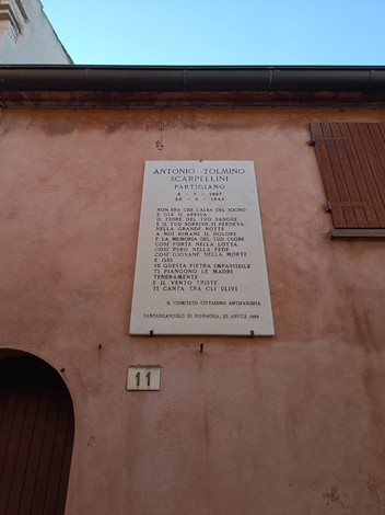 Lapide commemorativa dedicata ad Antonio Tolmino Scarpellini, situata su una parete di un edificio.