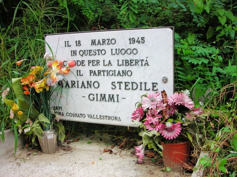 Lapide commemorativa di Mariano Stedile, partigiano, situata a Stedile, in memoria della lotta per la libertà.