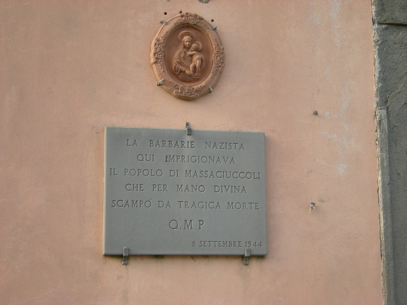 Lapide commemorativa delle vittime del nazismo a Massaciuccoli, 8 settembre 1944.