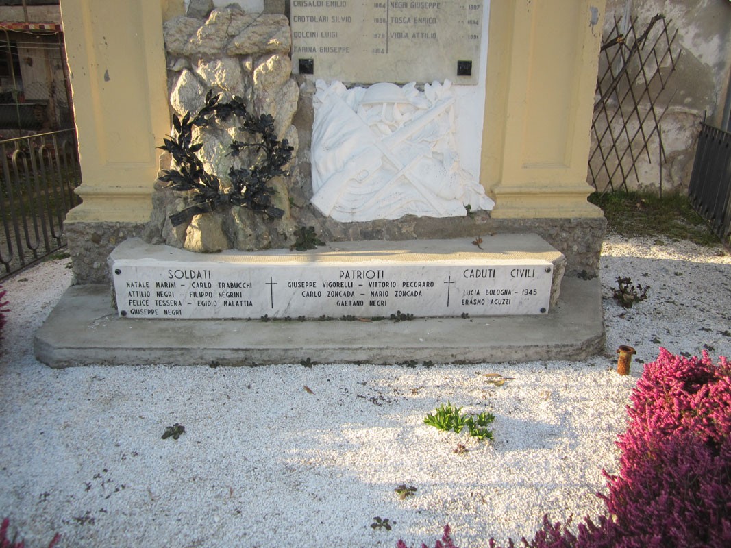 Monumento ai caduti di Lardirago, commemorativo in memoria dei soldati e civili persi, con nomi incisi.