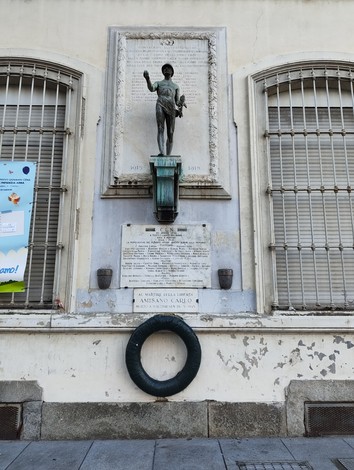 Lapide commemorativa ai caduti per la Libertà, situata in Regio Parco, con statue e iscrizioni memoriali.