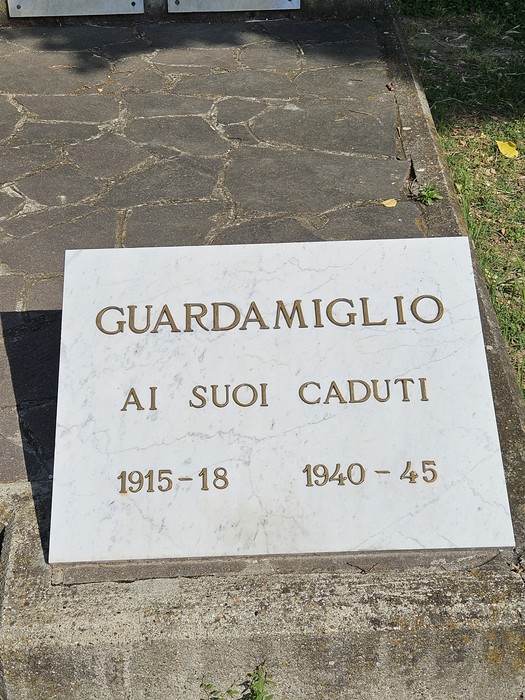 Monumento ai Caduti di Guardamiglio, dedicato ai soldati delle guerre 1915-18 e 1940-45.