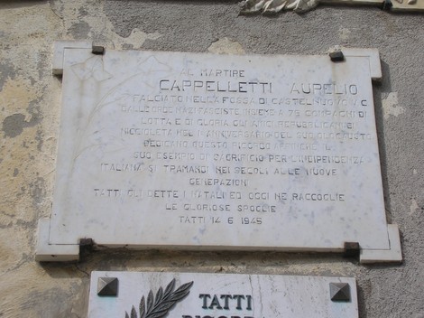 Lapide commemorativa dedicata al martire Aurelio Cappelletti a Castelnuovo nel 1945.