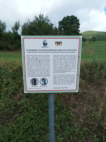 Segnaletica commemorativa dedicata a Pietro Bessone e Renato Ghittoni in un'area verde.