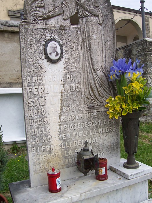 Sepolcro di Santini con decorazioni floreali e dedica commemorativa in memoria di Ferdinando Santini.