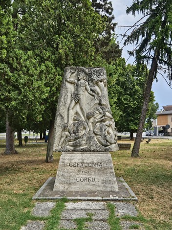 Monumento ai Caduti di Cefalonia e Corfù, con figure scolpite che commemorano il sacrificio dei soldati.