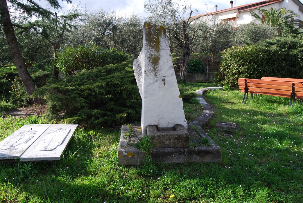 Monumento nel Parco della Resistenza di Caniparola, immerso nella natura, simbolo di memoria e storicità.