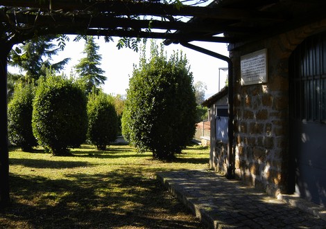 Monumento ai martiri di Palestrina, con alberi ben curati e un'atmosfera serena nel giardino circostante.