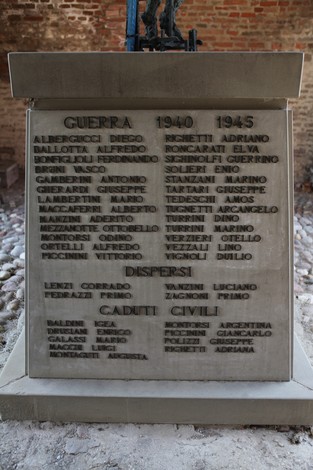 Monumento ai Caduti di Piumazzo, in memoria dei soldati e dei civili, con nomi incisi su pietra.