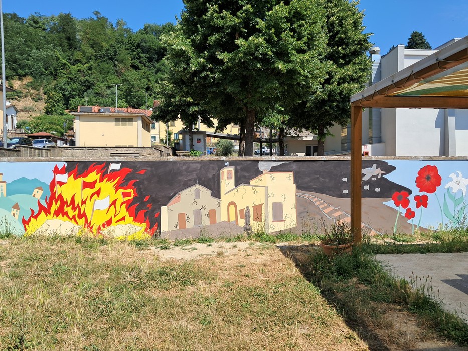 Murale colorato che celebra l'80° anniversario della Liberazione a San Piero, con elementi simbolici e paesaggi.