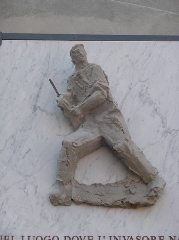 Lapide commemorativa in onore della 53a Brigata Garibaldi, con rilievo di un soldato.