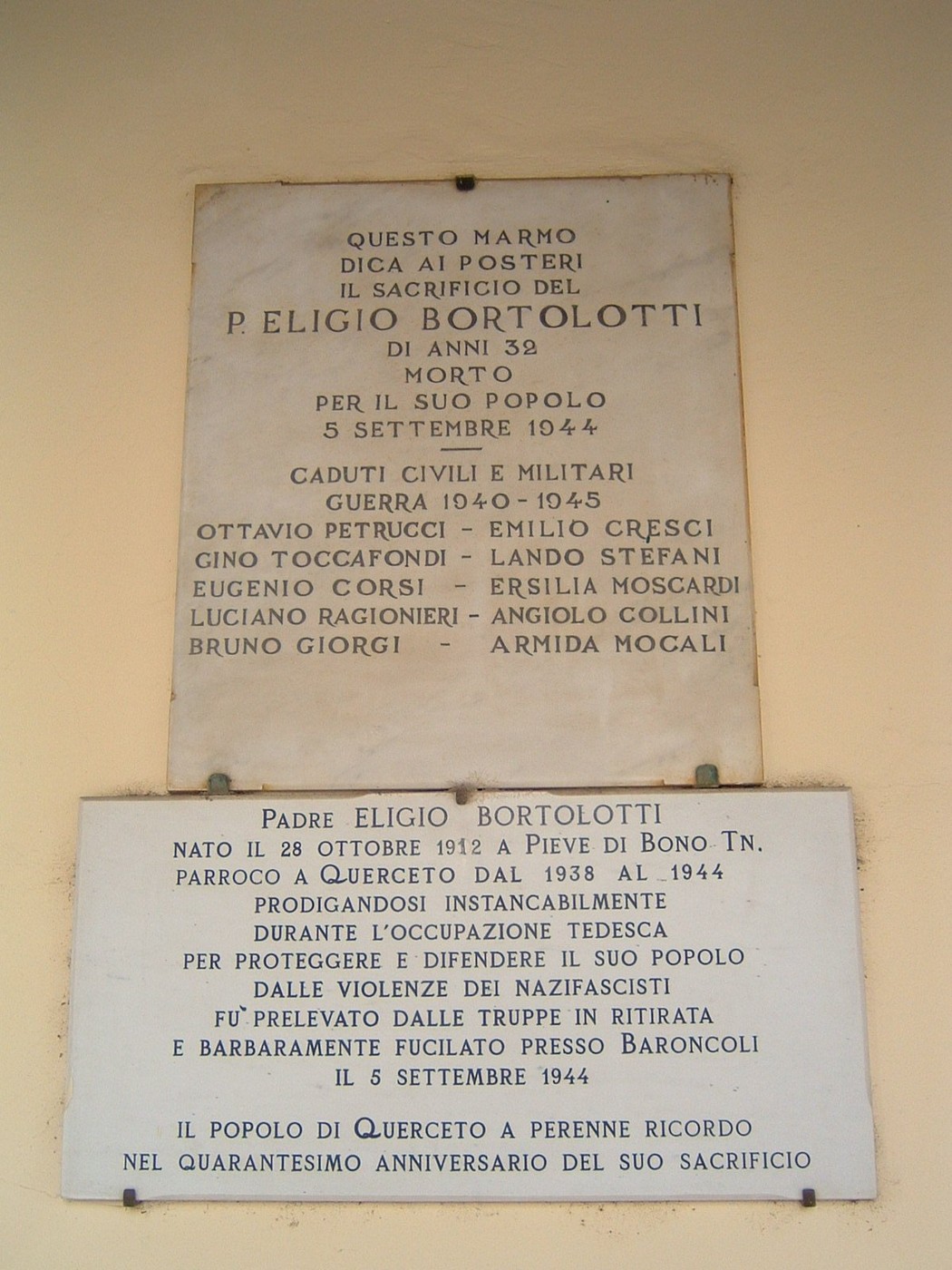 Lapide commemorativa dedicata a Don Bortolotti e ai caduti civili e militari. Onore ai sacrifici del passato.