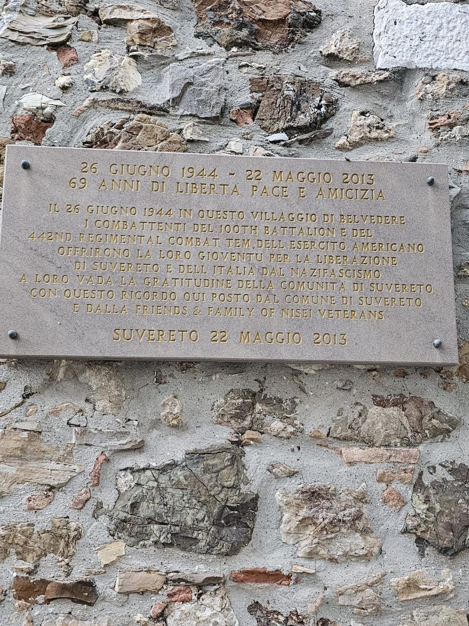 Lapide commemorativa per il 100th Battalion e il 442nd Regimental Combat Team, onorando il loro sacrificio.