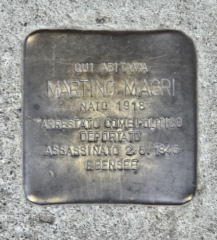 Pietra d'inciampo dedicata a Martino Magri, vittima del regime fascista, con informazioni sulla sua deportazione.