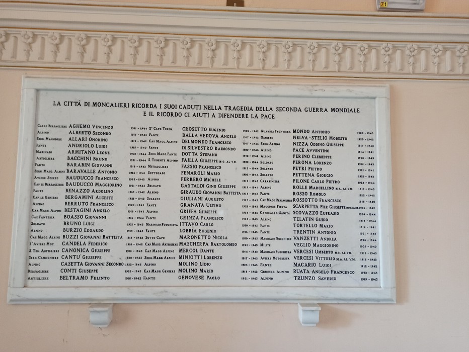 Lapidi commemorative con nomi di caduti per la libertà, onorando i sacrifici della Seconda Guerra Mondiale.