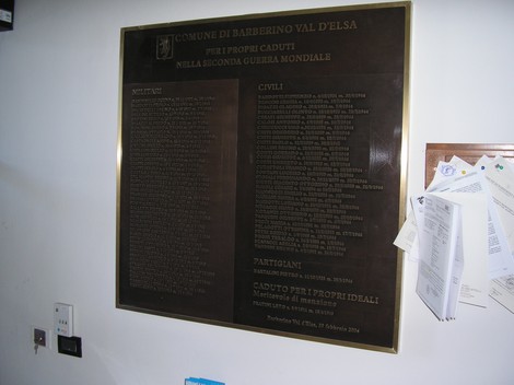 Lapide commemorativa dedicata ai caduti nella Seconda Guerra Mondiale a Barberino Val d'Elsa.