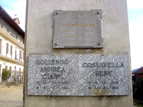 Lapidi commemorative di Debernardi, Ugliengo e Cossavella su un muro, in un contesto di memoria storica.