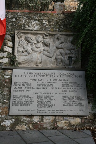 Lapide commemorativa dedicata ai caduti di San Leolino, con figure che celebrano il ricordo e il sacrificio.