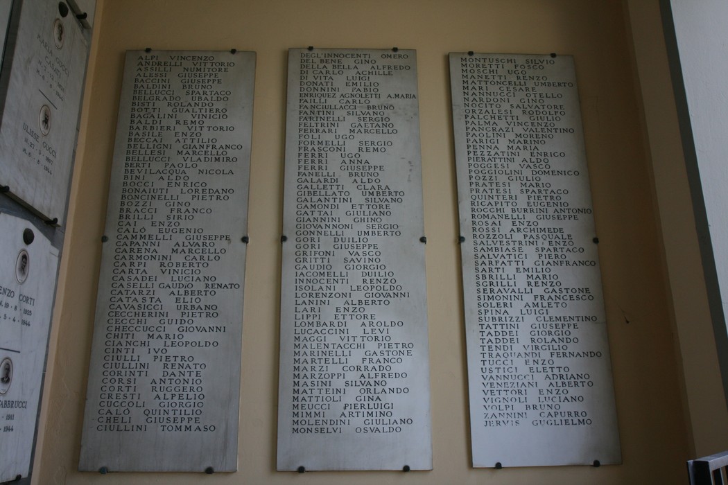 Elenco dei nomi dei partigiani fiorentini presso il Sacrario, commemorando il loro sacrificio e impegno per la libertà.