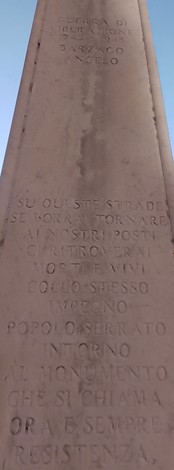 Monumento ai Caduti, un obelisco commemorativo dedicato ai sacrifici in guerra, visibile in uno spazio aperto.