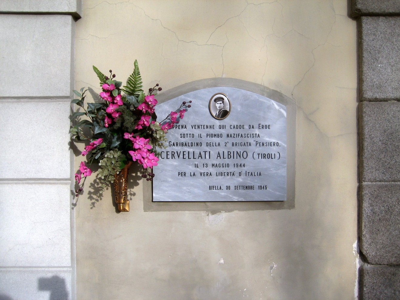 Lapide commemorativa a Cervellati in onore del sacrificio per la libertà d'Italia.