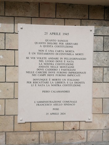 Lapidi commemorative in Piazza del Popolo, dedicate ai caduti della Seconda guerra mondiale.