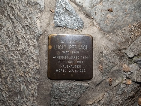 Pietra d'inciampo dedicata a Lucio Pernaci, con dettagli sulla sua vita e destino durante la Seconda Guerra Mondiale.