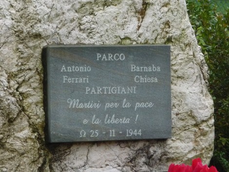 Lapide commemorativa dedicata a Antonio Ferrari e Barnaba Chiesa, partigiani martiri per la pace e la libertà.