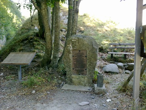 Monumento dedicato alla squadra di sabotatori "Cane Azzurro", situato in un'area verde e tranquilla.