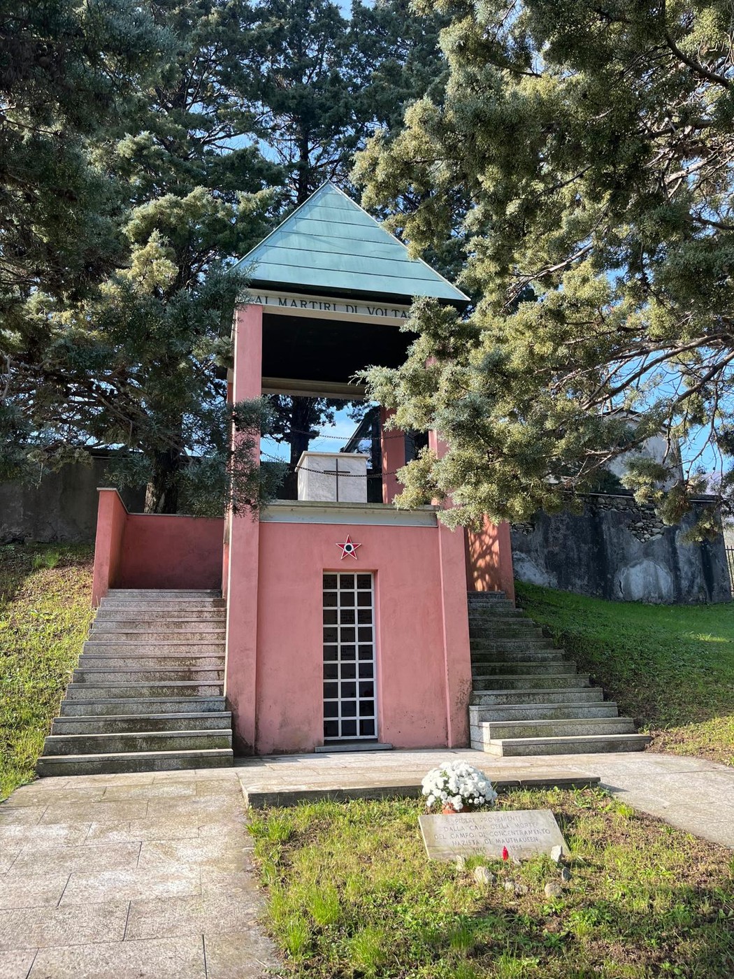 Monumento ai Martiri di Voltaggio, memoriale dedicato ai caduti, immerso nel verde e circondato da alberi.