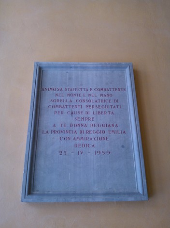 Lapide commemorativa dedicata alle donne della Resistenza, onorando il loro coraggio e sacrificio.