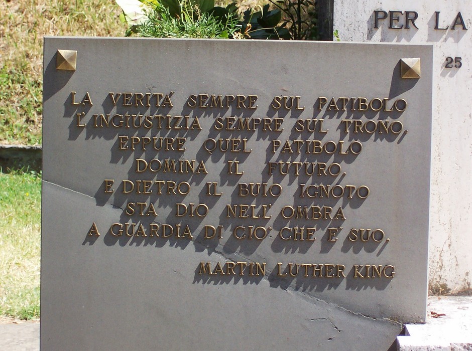 Monumento ai caduti di Lonnano, commemorazione e riflessione sulla giustizia e la verità.