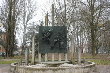 Monumento alla Resistenza immerso nel verde, con sculture e stagioni che simboleggiano la lotta e la libertà.