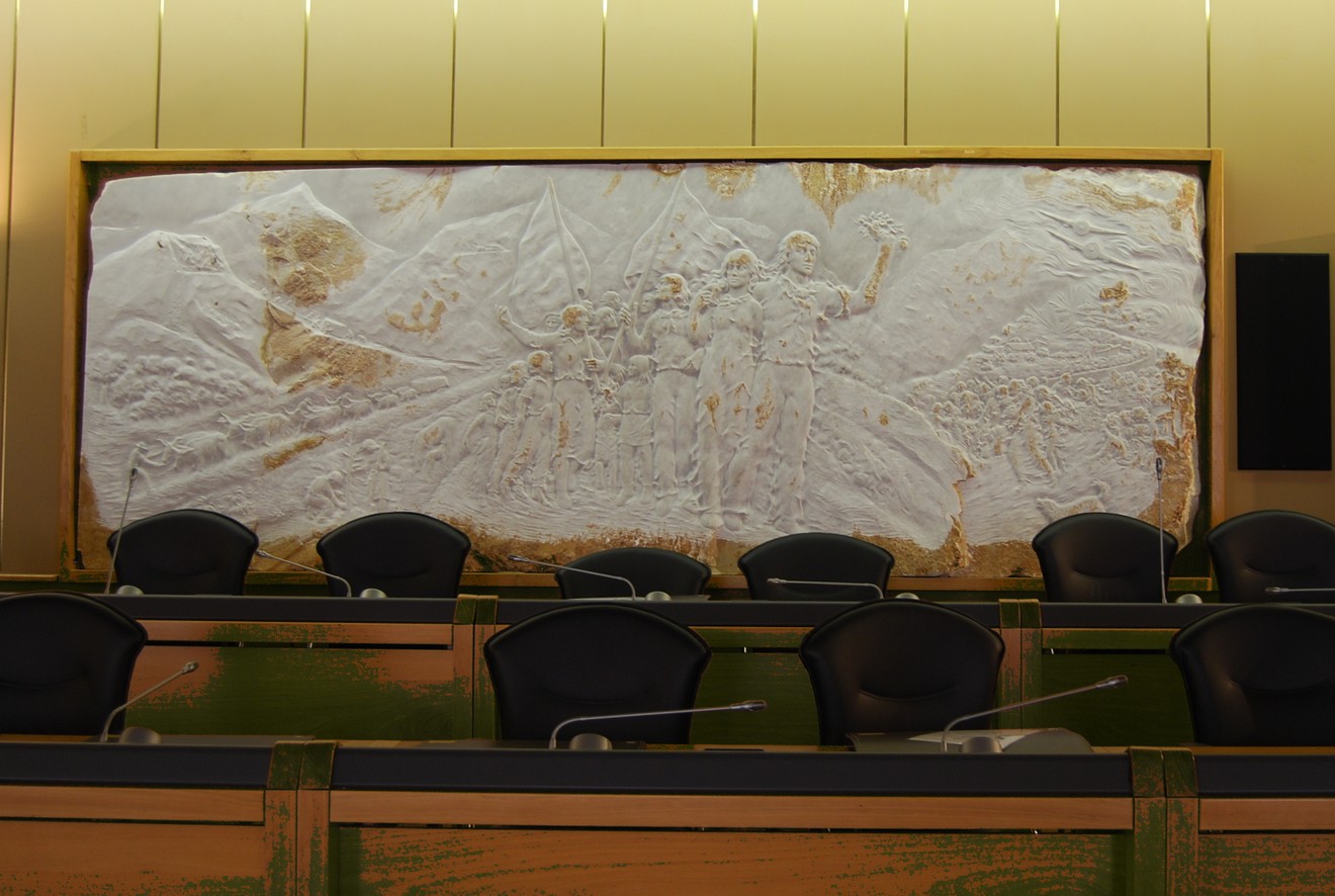 Bassorilievo nella Sala della Resistenza, rappresenta figure simboliche in un'opera evocativa.
