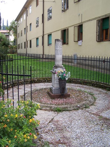 Cippo di Contea, monumento storico circondato da un giardino, simbolo di memoria e cultura locale.