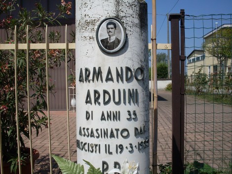 Cippo commemorativo di Armando Arduini, assassinato a 33 anni nel 1928.