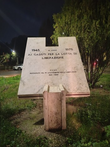 Stele commemorativa dedicata ai caduti della lotta per la Liberazione, situata in un contesto urbano.