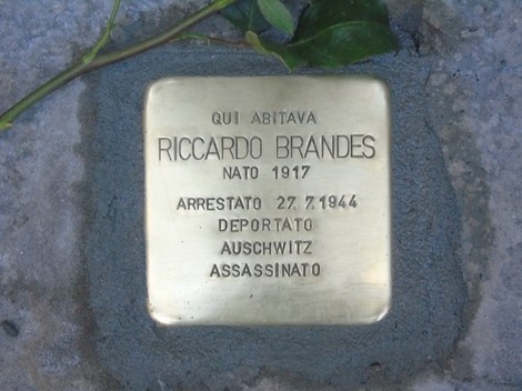 Pietra d'inciampo dedicata a Riccardo Brandes, memoria di una vita interrotta dall'olocausto.