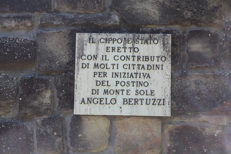 Monumento dedicato a Fornasini e altri, eretto con il contributo di cittadini per ricordare il Postino di Monte Sole.