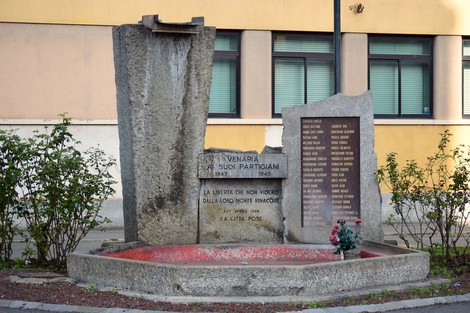 Monumento ai partigiani di Venaria, commemorazione con pietre e iscrizioni in ricordo della Resistenza.