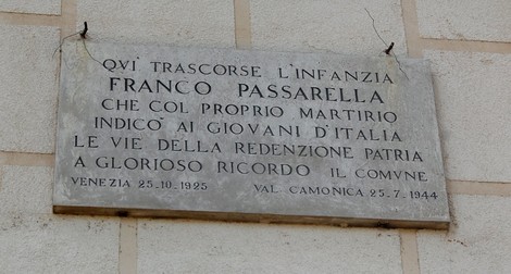 Lapide commemorativa dedicata a Franco Passarella, situata nella località di Venezia.