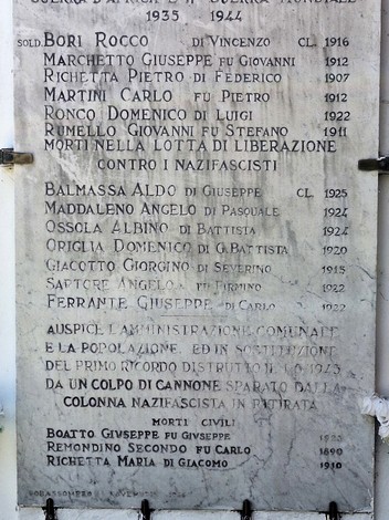 Lapide marmorea su parete esterna, con lungo elenco di nomi e iscrizione commemorativa.