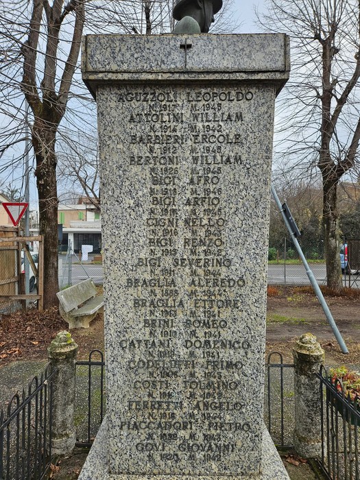 Monumento ai caduti di Fogliano, commemorazione dei soldati persi in guerra con dettagli incisi sulla pietra.