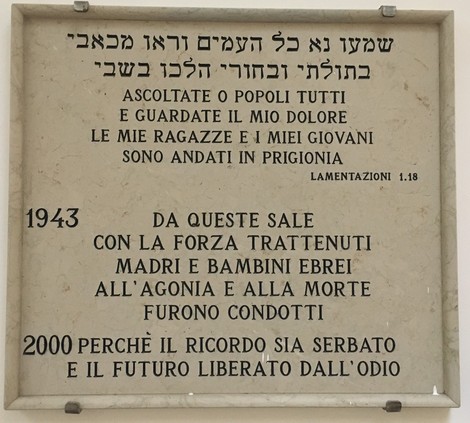 Lapide commemorativa nel luogo di detenzione dei perseguitati ebrei, simbolo di memoria e riflessione.
