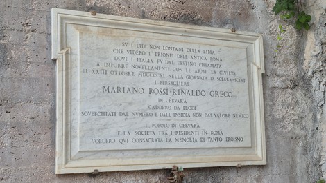 Monumento ai caduti, commemorativo con iscrizioni, dedicato ai militari di Cervara e al loro valore.