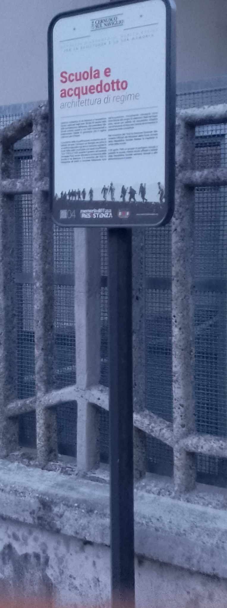 Targa commemorativa che illustra l'importanza storica della resistenza partigiana.